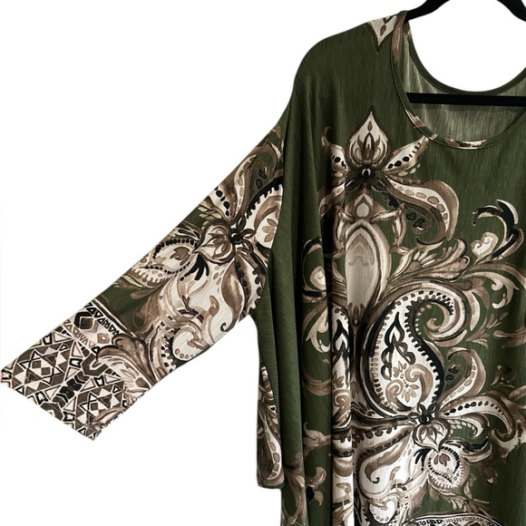 Elegant Green Paisley Women's Top - Picture 2 of 5
